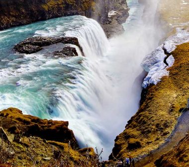 Vue aérienne d'une chute d'eau par beau temps dans un paysage aride