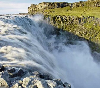 Arc en ciel vu depuis le haut des chutes de Dettifoss