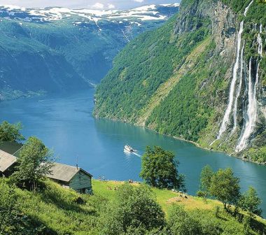 Vue sur le Geirangerfjord avec une cascade et des maisons