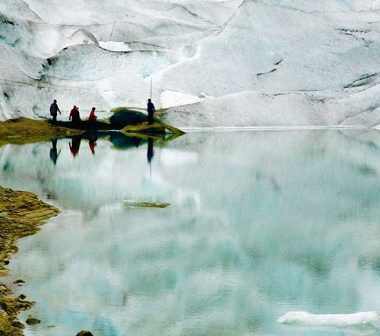 Groupe de voyageurs découvrant le glacier Briksdal en Norvège
