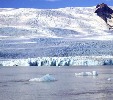 Glacier s'avançant sur la mer par beau temps