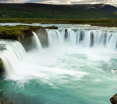 Chutes de Godafoss par un ciel nuageux