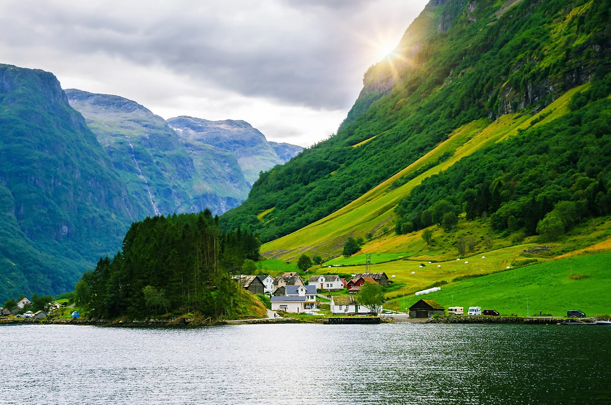 Petit village sur la côte, Sognefjord, Norvège