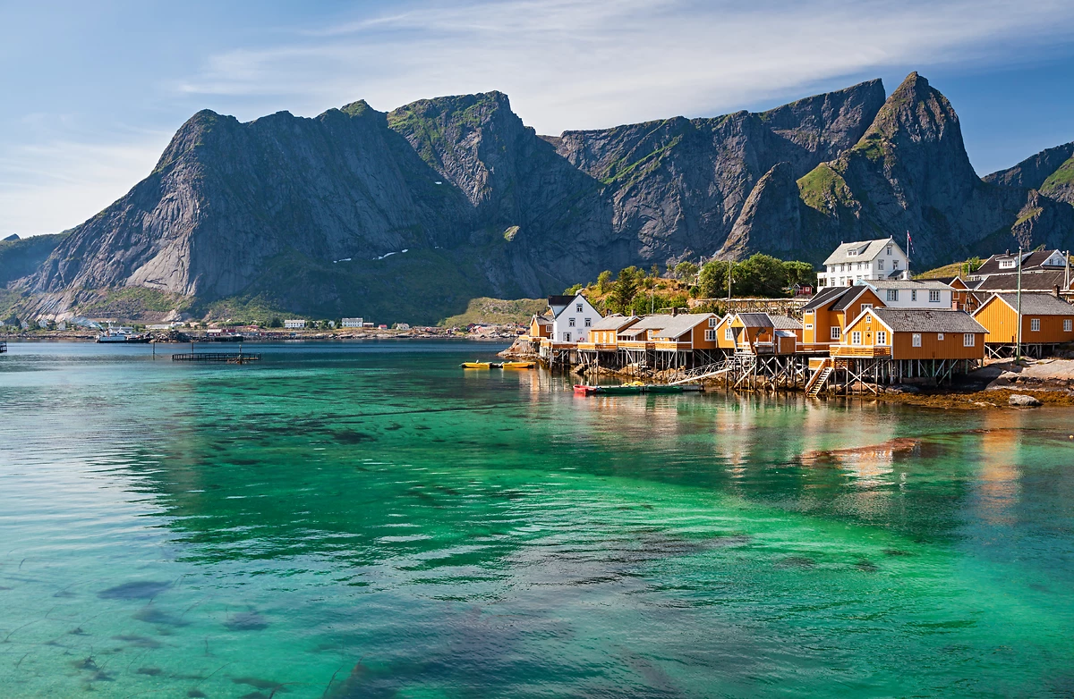 Rorbuer (maison traditionnelles) près du village de Reine, îles Lofoten