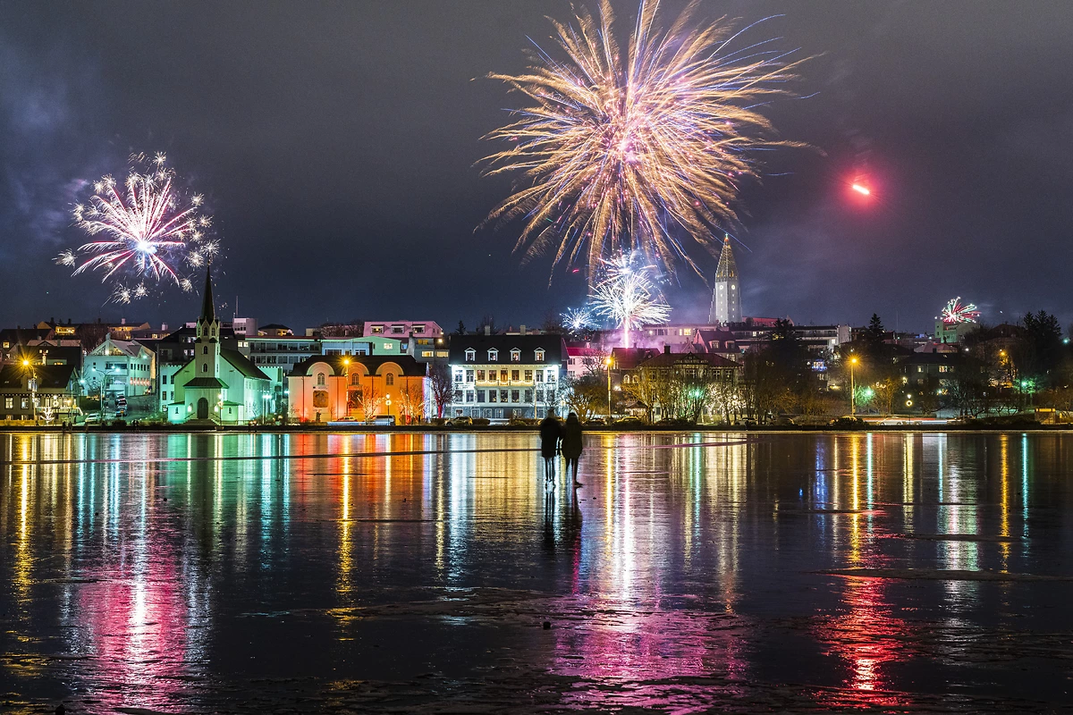 Feu d'artifice au dessus du lac Tjörnin, Reykjavík, Islande