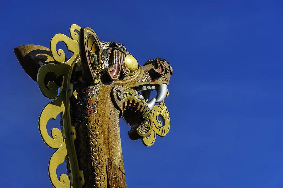 Tête de dragon sur une réplique de navire Viking, Norvège