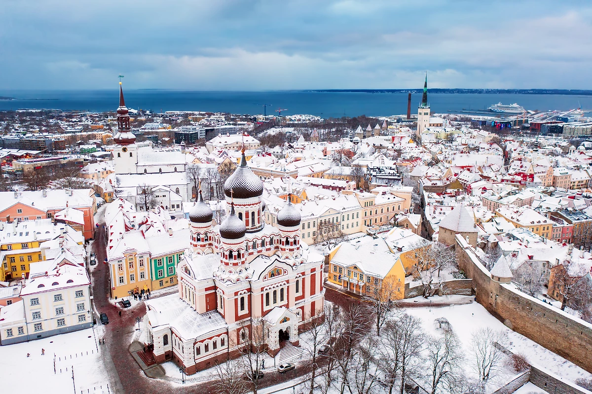 Vue aérienne de Tallinn et de la cathédrale Alexander Nevsky sous la neige, Estonie